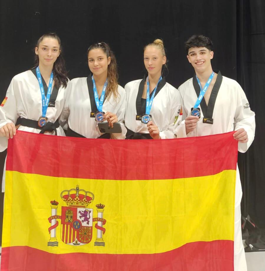 Lena Moreno Reyes (a la izquierda) posa junto a sus compañeros//Imagen: Real Federación Española de Taekwondo.