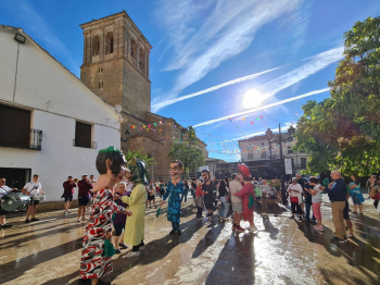 Los vecinos de Sacedón arroparon la vuelta de sus cabezudos