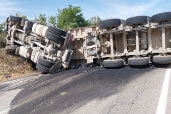 Se restablece el tráfico en la CM-110 tras volcar un camión que transportaba grava