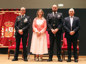 La alcaldesa preside la toma de posesión del nuevo intendente de la policía local