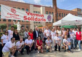 La Plaza del Jardinillo acoge la IV edición del vermú solidario que organiza Cáritas Diocesana Sigüenza-Guadalajara