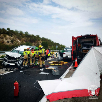 Tres heridos tras una colisión entre dos coches en Valdeluz