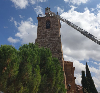 Espectacular rescate de una cigüeña atrapada en el tejado del campanario de Prados Redondos