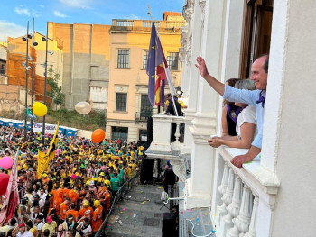 Desplante de Guarinos al ex alcalde Rojo en el Chupinazo: le echa del balcón principal sin explicaciones