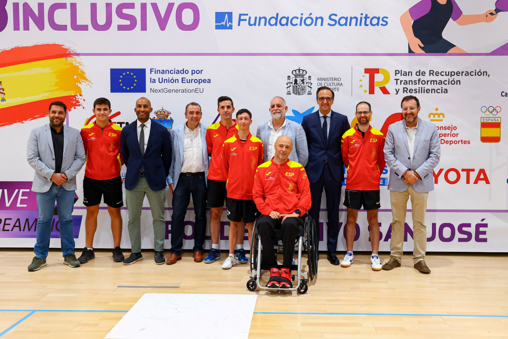 Los responsables deportivos de las instituciones fueron los protagonistas del saque de honor//Imagen: Real Federación Española de Tenis de Mesa
