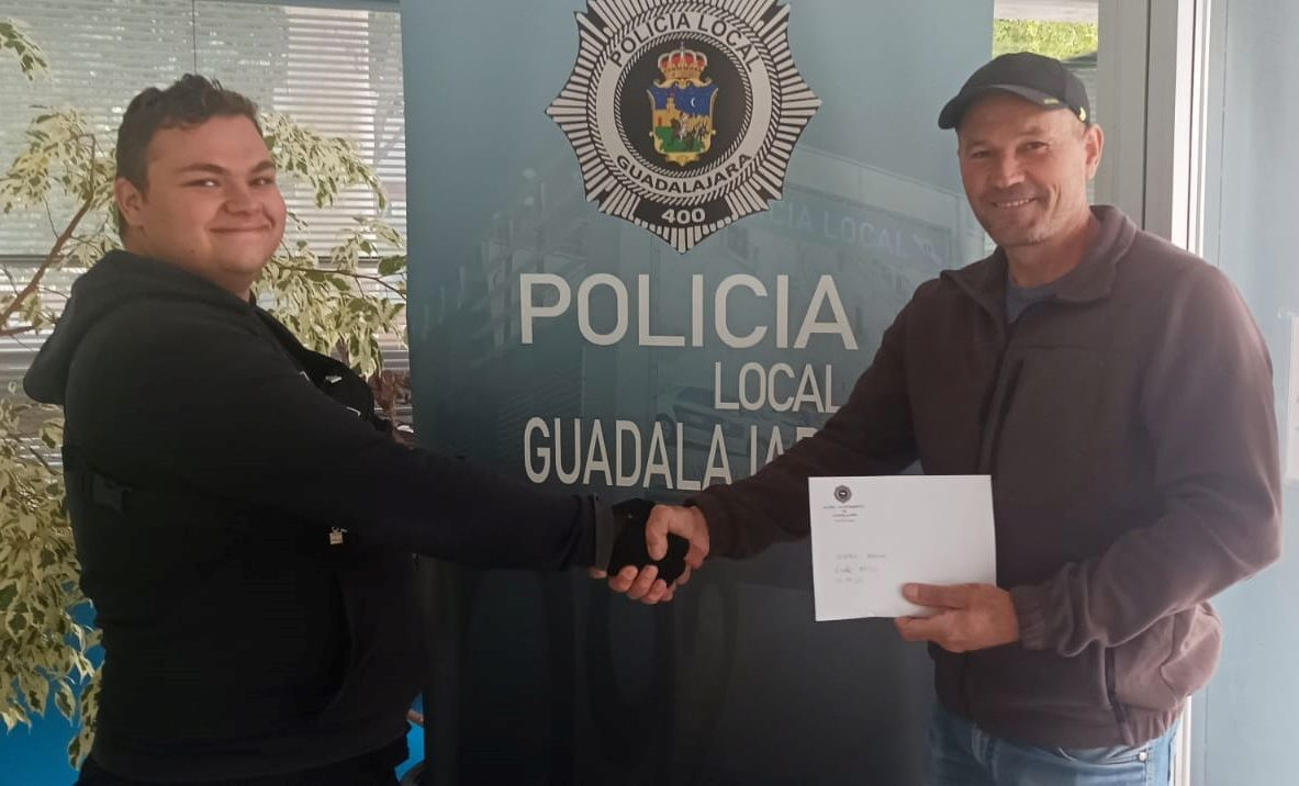 Gonzalo, junto al propietario del dinero//Imagen: Policía Local de Guadalajara.