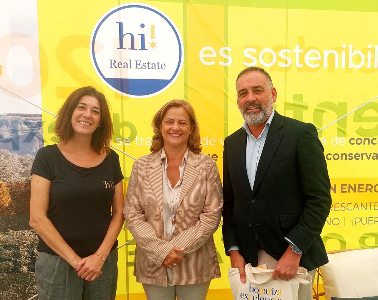 Foto: Montse Cercadillo Calvo (Directora división Inmobiliaria hi! Real Estate), Isabel Ruiz Maldonado (Primera teniente de Alcalde de Alcala de Henares) y Jose Cercadillo Calvo (CEO de hi! Real Estate)