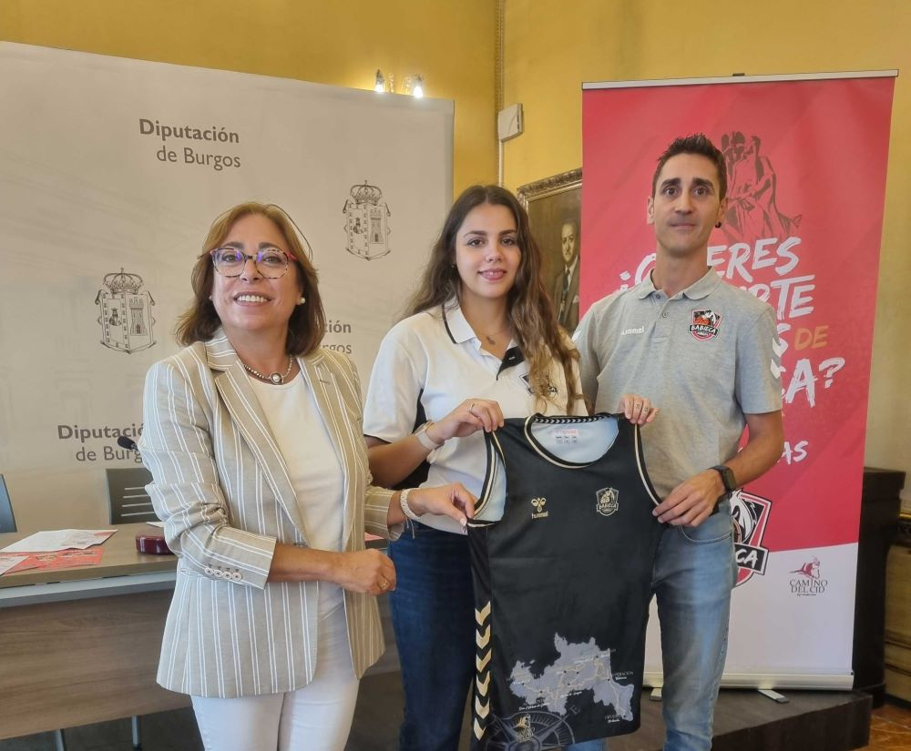 Raquel Contreras, diputada de Cultura de Burgos (izquierda), la jugadora, Sandra Merino (centro) y el presidente del Club, Jorge Villegas, durante la presentación de la nueva equipación.