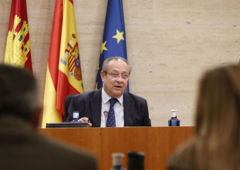 El Gobierno regional convocará 12.000 plazas de empleo público en Sanidad y Educación a lo largo de la legislatura