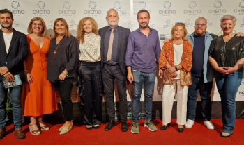 El delegado de la Junta recuerda en la gala de clausura del Fescigu que “la cultura es la mejor vacuna contra el negacionismo”