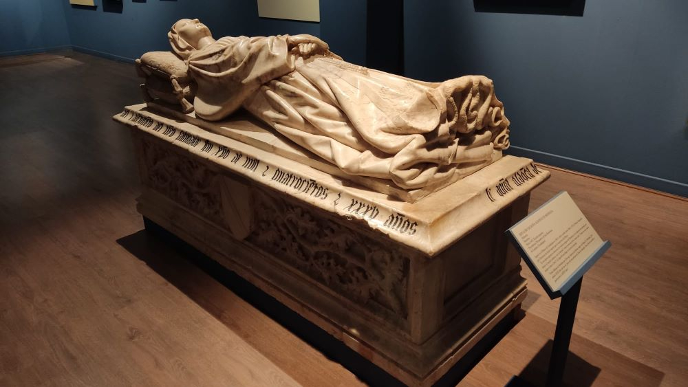 Sepulcro de doña Aldonza de Mendoza, la que sería la madre de Colón según la tesis alcarreña, en el Museo Provincial del Palacio de Infantado.
