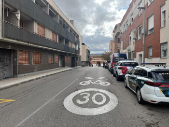 El Ayuntamiento realiza las primeras intervenciones en el edificios ocupados de la calle Navarrosa de Azuqueca 