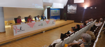 Un centenar de personas comparten conocimiento y experiencias en torno al cáncer de mama en el Hospital de Guadalajara