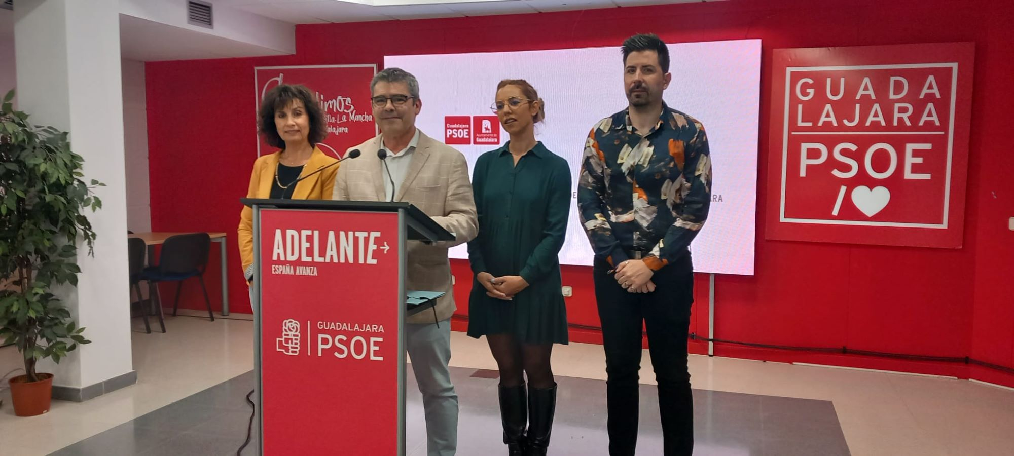 Santiago Baeza, junto a sus compañeros del Grupo Municipal Socialista, durante al rueda de prensa ofrecida esta mañana. 