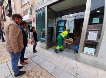 Un total de 59 comercios se adhieren al nuevo servicio de recogida de cartón puerta a puerta