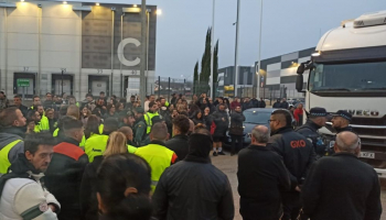 Los sindicatos afirman que el seguimiento de la huelga de la Logística supera el 90% y advierten a las patronales que "cuanto más dure, más cara le va a salir" 