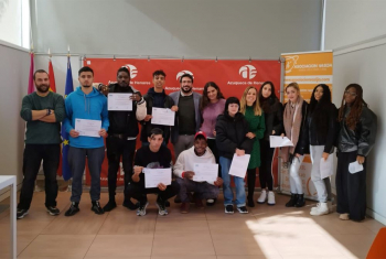 Doce jóvenes desempleados se forman profesionalmente para el uso de carretillas elevadoras en Azuqueca