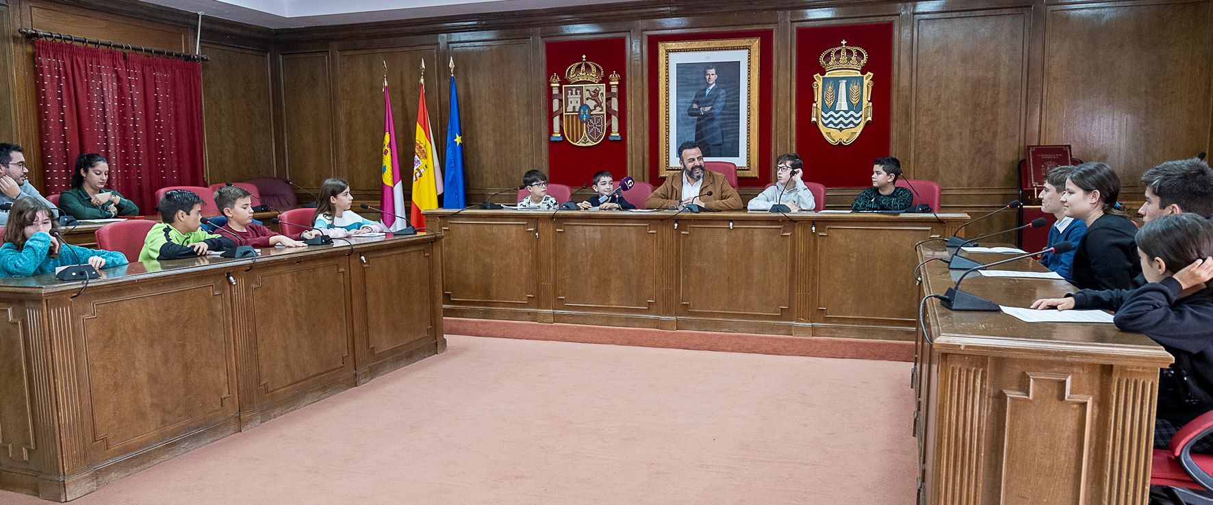El Ayuntamiento ha recibido la visita del Consejo Local de la Infancia y la Adolescencia de la ciudad//Imagen: Ayto. Azuqueca de Henares.
