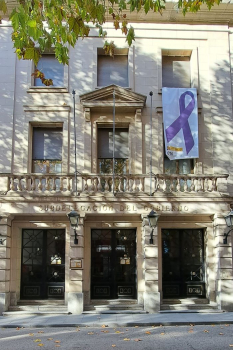 La Subdelegación de Gobierno en Guadalajara despliega un lazo morado con motivo del 25 N