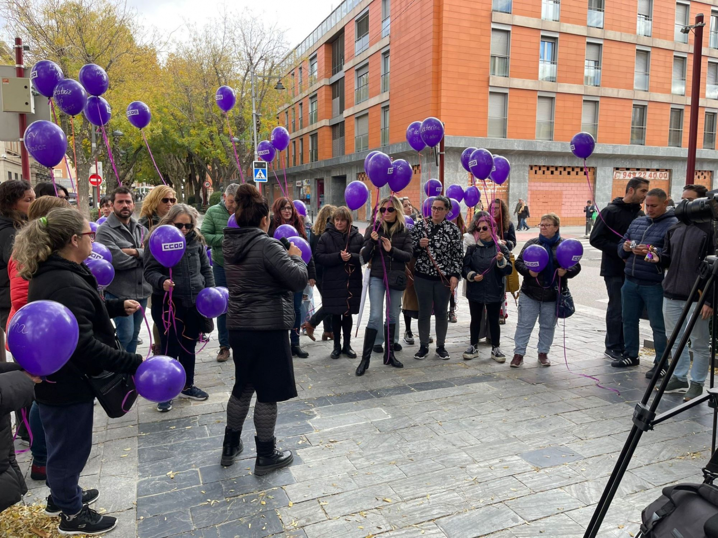 El sindicato ha colocado frente a su sede un globo morado con el nombre de cada una de las víctimas mortales de la violencia machista// Imagem: CCOO Guadalajara.