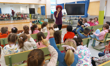 Nueva edición de los encuentros con autores de la biblioteca en los colegios de Alovera con Margarita del Mazo