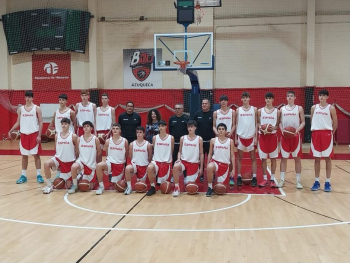 Partido entre la selección española U15 masculina y Estudiantes en el polideportivo La Paz de Azuqueca