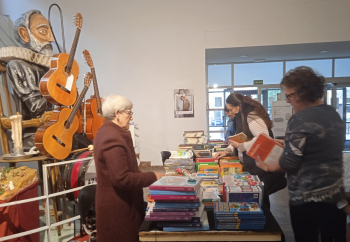 El mercadillo de la Biblioteca está hasta el viernes en la Casa de la Cultura