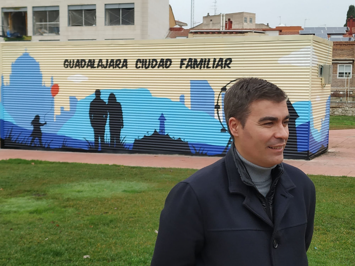 El concejal de Limpieza, David García, junto a uno de los graffitis del parque de Adoratrices. 