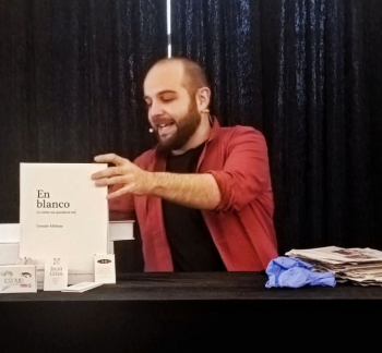 El mago alcarreño Gonzalo Albiñana presenta su nuevo libro 'En blanco (O como no quedarse en)'