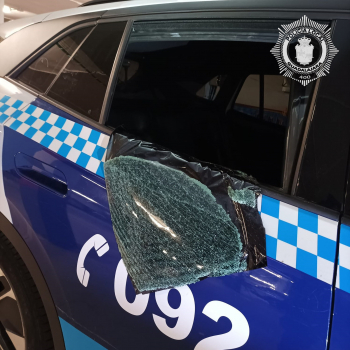 Un individuo que conducía ebrio agrede a una patrulla y causa daños en dos vehículos y en las instalaciones de la Policía Local 