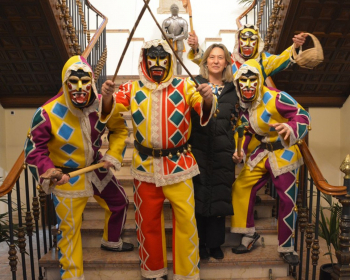 La botarga de Guadalajara repartió higos por San Antón al ritmo del alhiguí