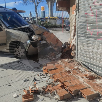 Una furgoneta se empotra contra el Hiper Usera de "Los Valles"