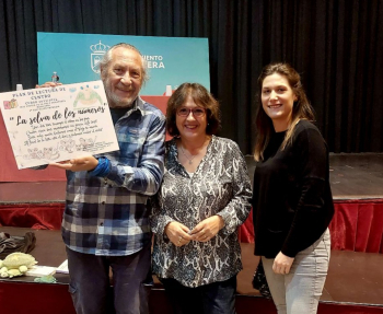 El escritor Ricardo Gómez, premio Alandar 2023 y Ala Delta de Edelvives 2021, ha visitado la biblioteca de Alovera