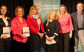 Albertina Oria de Rueda presentó su ópera prima, Camino Madrid, en la biblioteca de Alovera