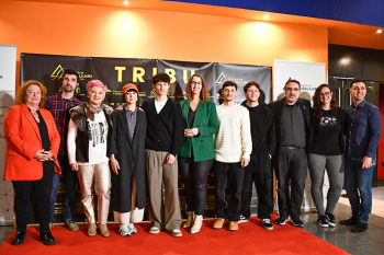 Simón pide "un esfuerzo justo" al sector del cine para cerrar la brecha de género, en el estreno de "La Tribu"