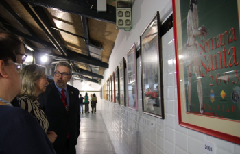 Casi medio siglo de la cartelería de Semana Santa en una exposición en el Mercado de Abastos