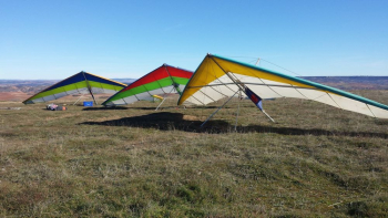 El fin de semana se salda con una colisión entre parapente y ala-delta en Alarilla y un accidente mortal de motocicleta en Brihuega