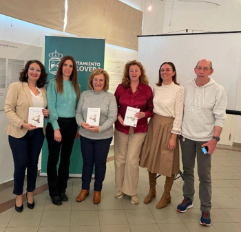 Gran acogida en la Biblioteca de Alovera en la presentación del segundo libro de María Tello, Como sobrevivir a Gato Blanco