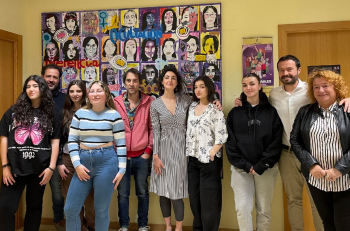 La Delegación de Igualdad luce ya el mural realizado por alumnado de la Escuela de Arte Elena de la Cruz para el acto del 8-M en Guadalajara