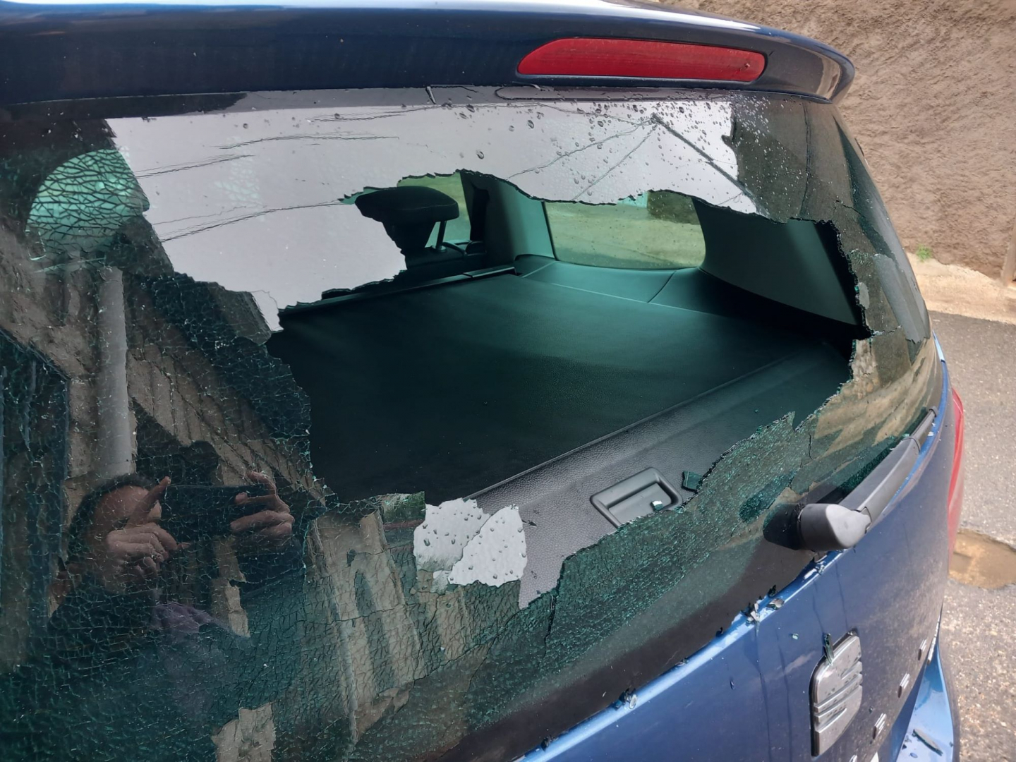 Al menos una decena de automóviles sufrieron daños considerables//Imagen: Cortesía Víctor Manuel López.