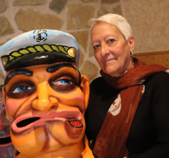 Los cabezudos de Almonacid rejuvenecen gracias a Mayte Rodríguez 