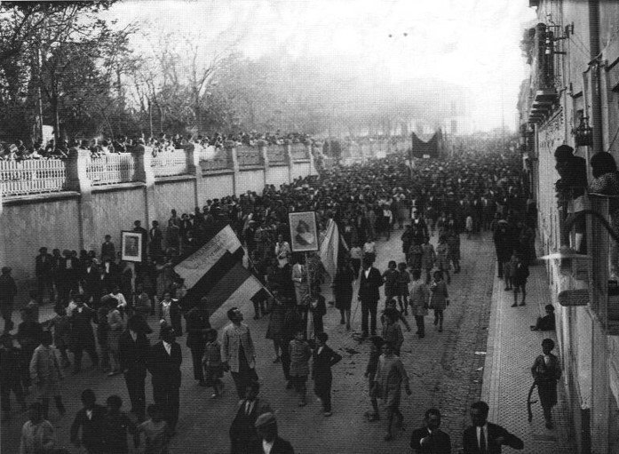 Manifestación celebrando el triunfo republicano en Guadalajara el 15 de abril de 1931 a su paso por la Carrera//Imagen: Archivo fotográfico Alfonso Reyes. Cefihgu.