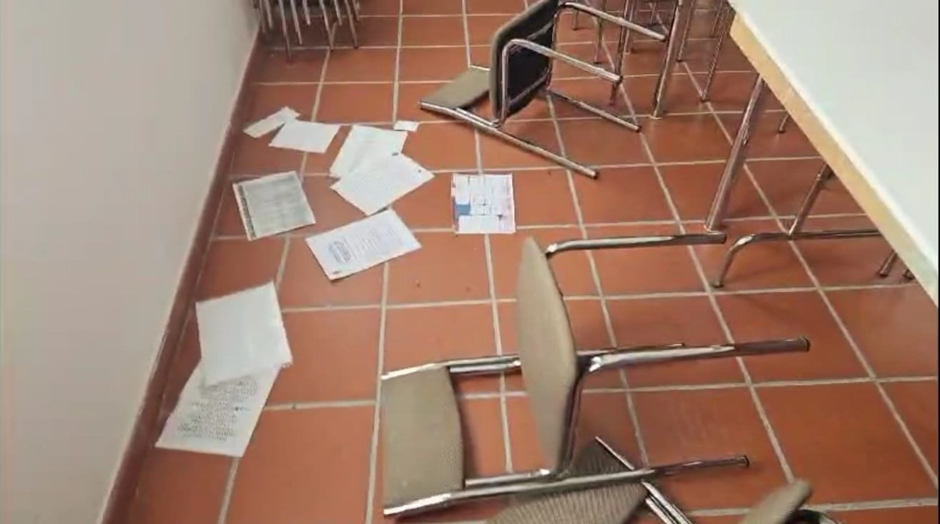 Imagen de la Conserjería de las Escuelas tras los actos vandálicos. 