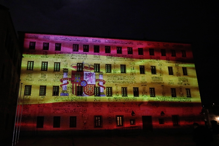 La fachada de la institución se iluminará con la proyección de una imagen en movimiento de la bandera de España//Imagen: Carmen Toldos