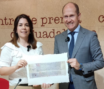 Pareja conmemora el privilegio de 1255 de Alfonso X con su IX Feria Medieval