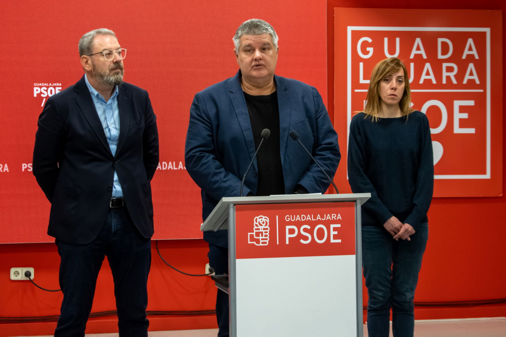 El alcalde y la teniente de alcalde, junto al vicesecretario de Organización del PSOE, durante la rueda de prensa//Imagen: PSOE Guadalajara.