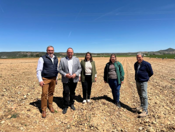 Martínez Lizán visita la explotación de una joven agricultora de Humanes, que se ha incorporado al sector con una ayuda de la Junta