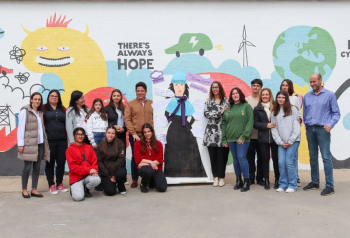 Sara Simón visita la exposición ‘Mujeres que hicieron historia’, de los alumnos del IES ‘Arcipreste de Hita’ de Azuqueca