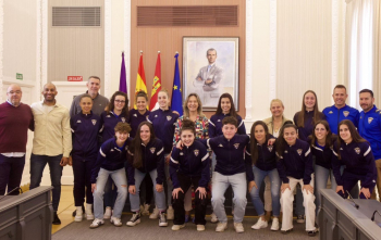 El Ayuntamiento recibe al Deportivo Femenino que es ya de Tercera