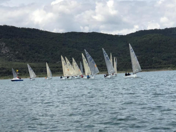 La Copa de España de Clase Internacional Finn se disputa en Entrepeñas en su 25º Aniversario